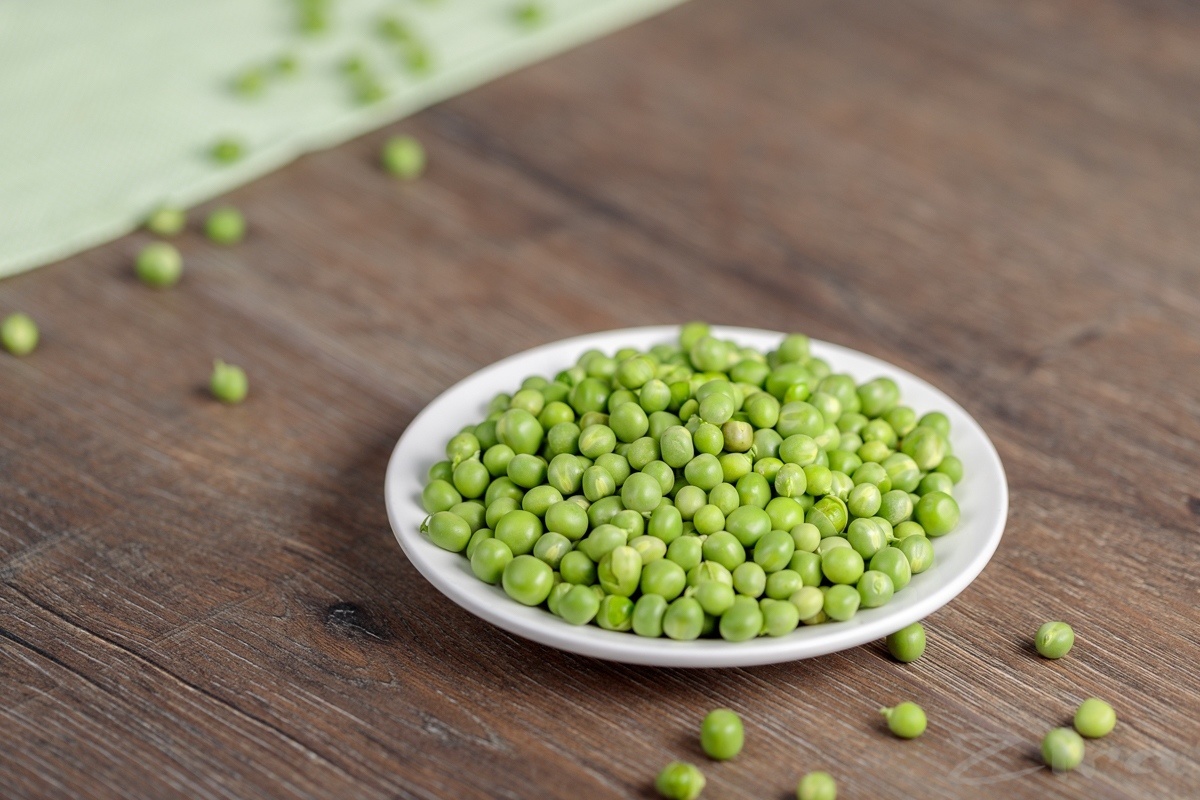 Зеленый горох. Маленький горох. Лущильный сорт гороха. Горошек консервированный сверху. Зелёный горошек стручковый.